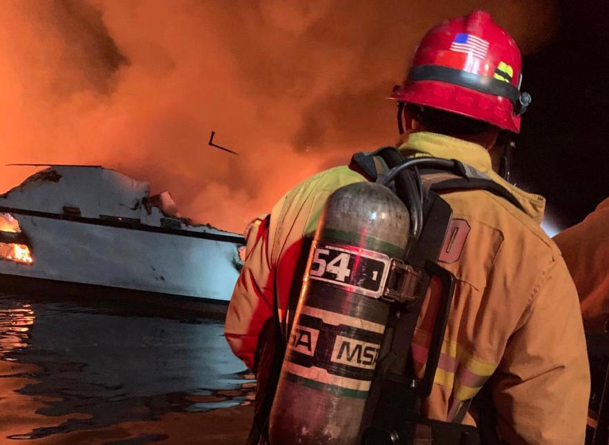 Buscan 30 desaparecidos del incendio de un barco en California