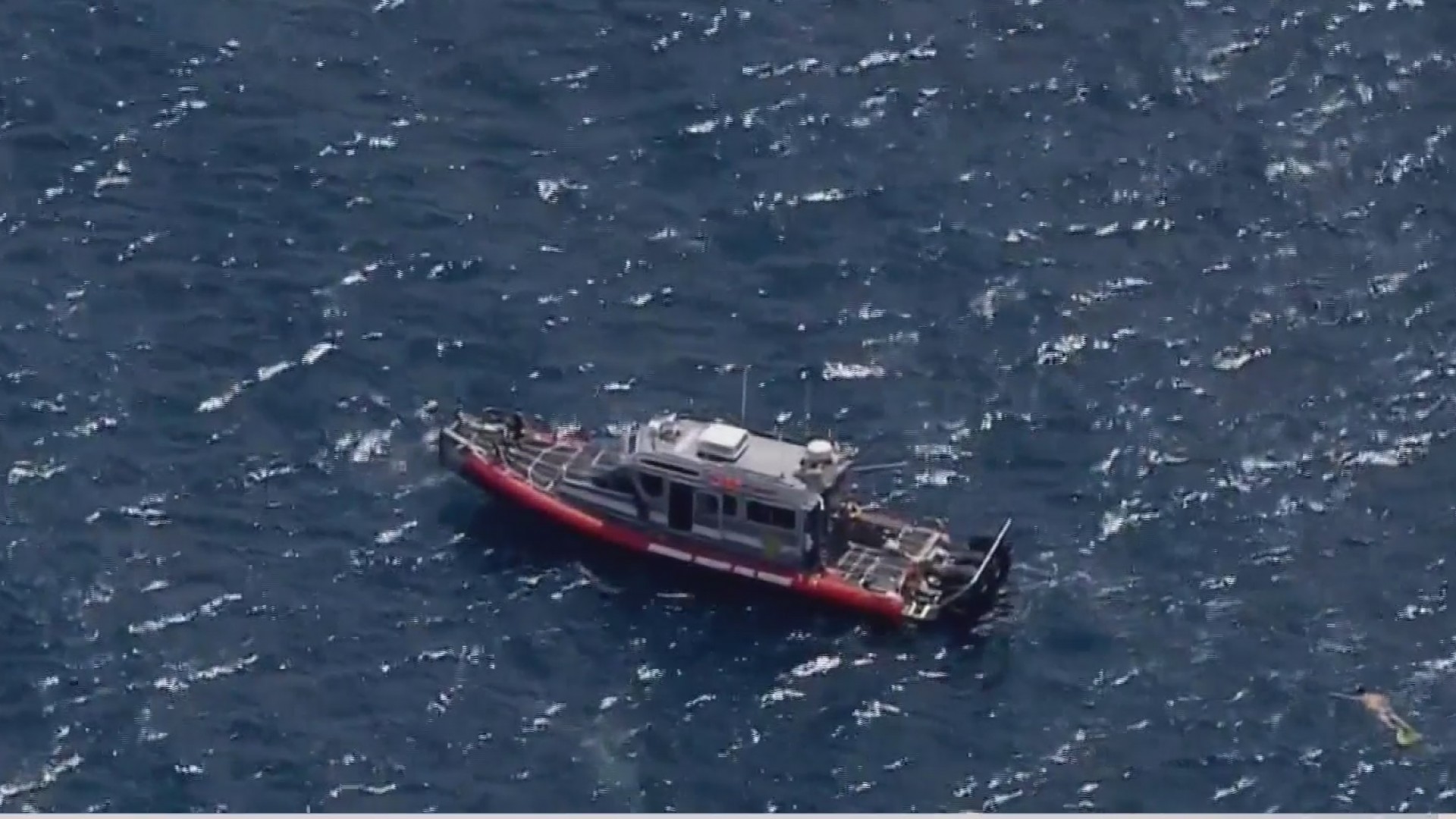 Rescataron a tres personas tras volcar su bote en las costas de Florida (Video)