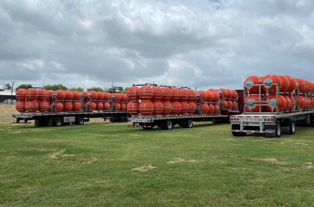 Texas inicia instalación de “muro flotante” en Río Bravo para contener a migrantes