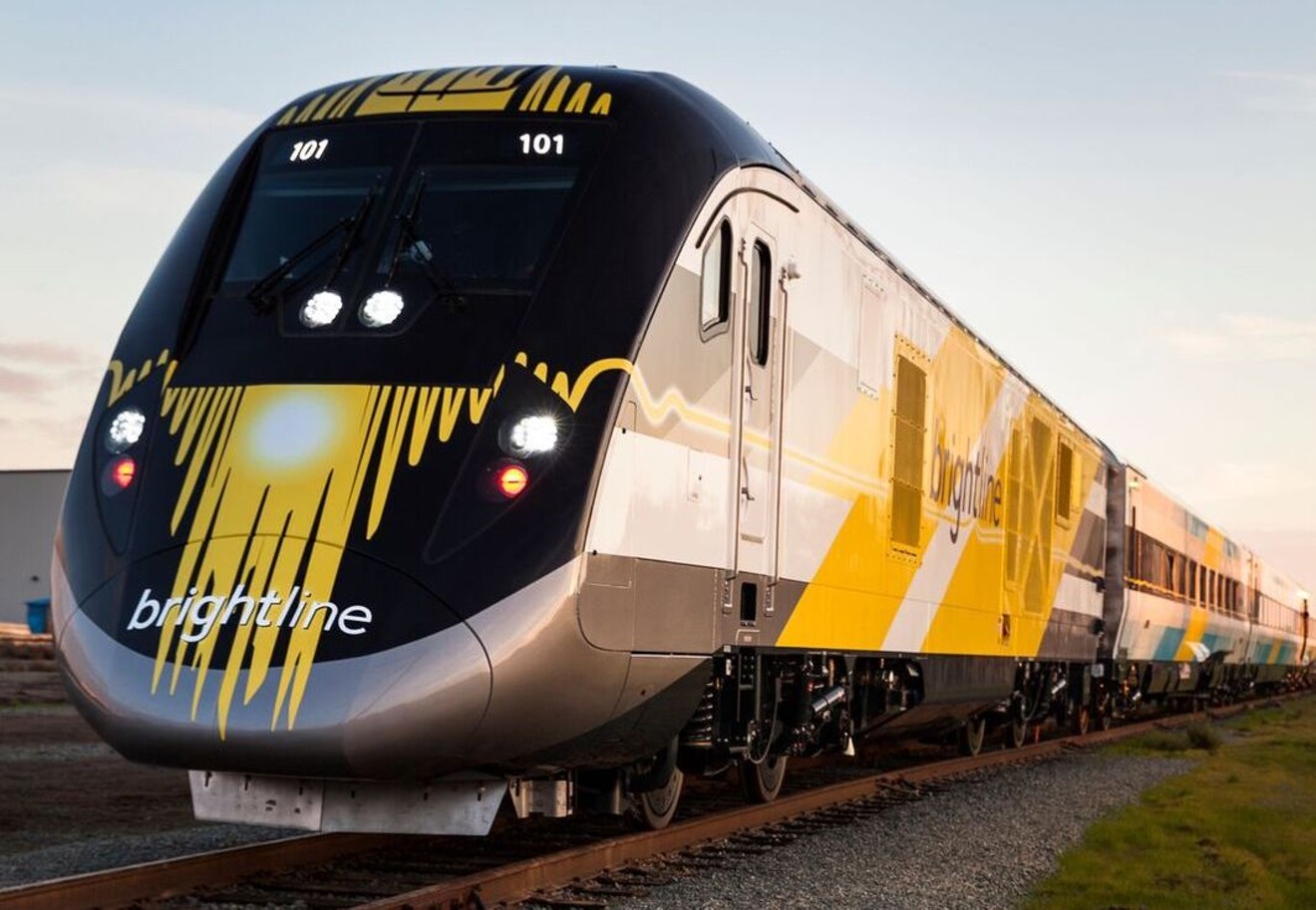 Conductor hospitalizado tras colisión con tren Brightline