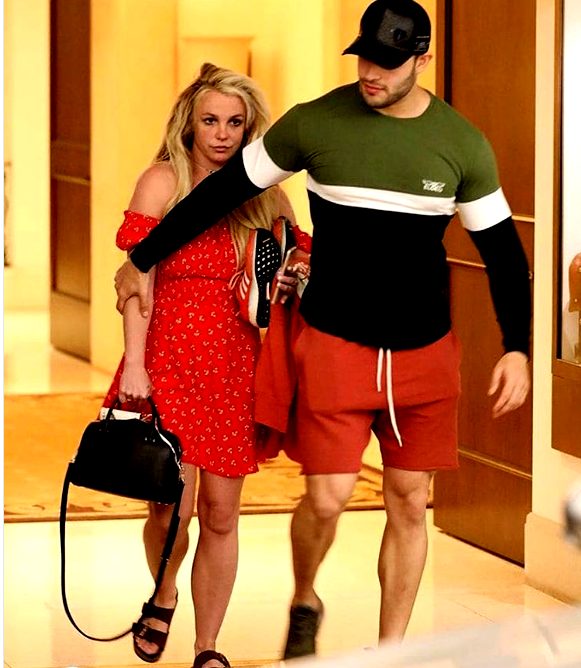 Extraño comportamiento de Britney Spears en la alfombra roja dejó atónitos a sus seguidores (video)