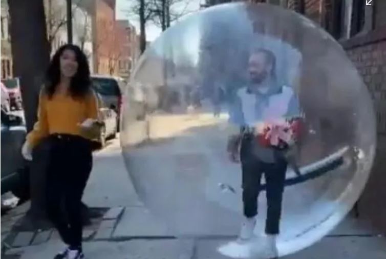 ¡Insólito! Hombre se metió en burbuja de plástico para tener cita con su novia en Nueva York