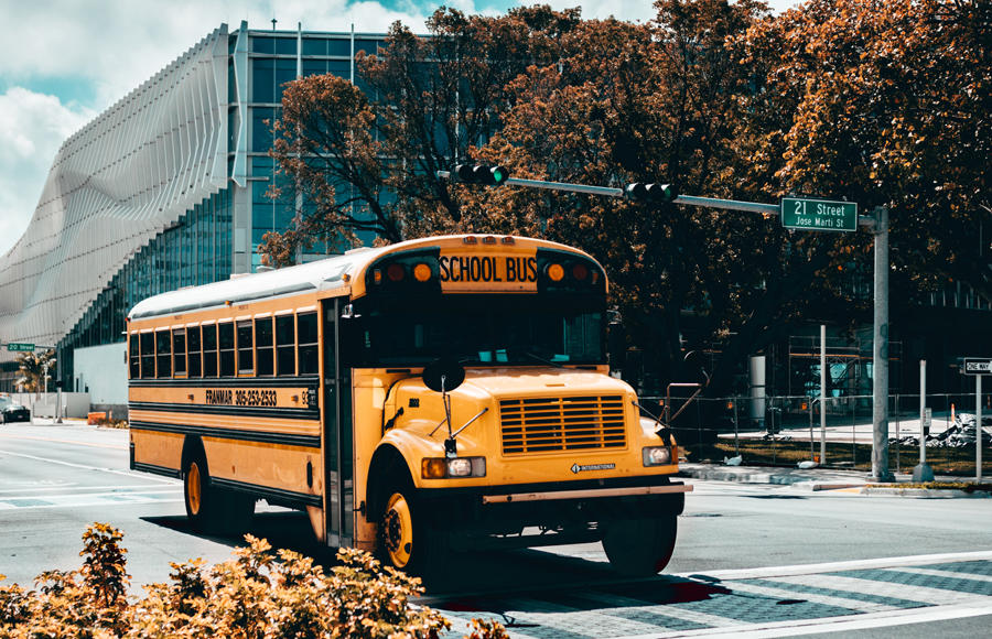 Florida: ¿Qué sanción acarrea adelantar un autobús escolar?