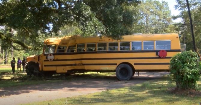 Arrestan a niño de 11 años que robó bus escolar para dar un paseo (Video)