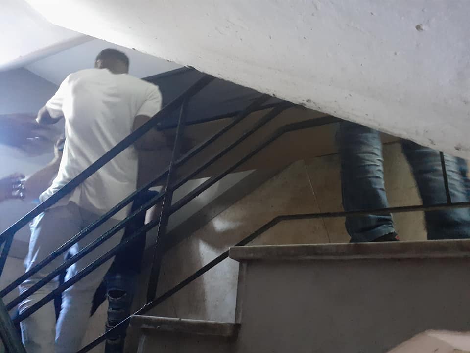 ¡Insólito! En Cuba bajan cadáver por escaleras debido al ahorro energético