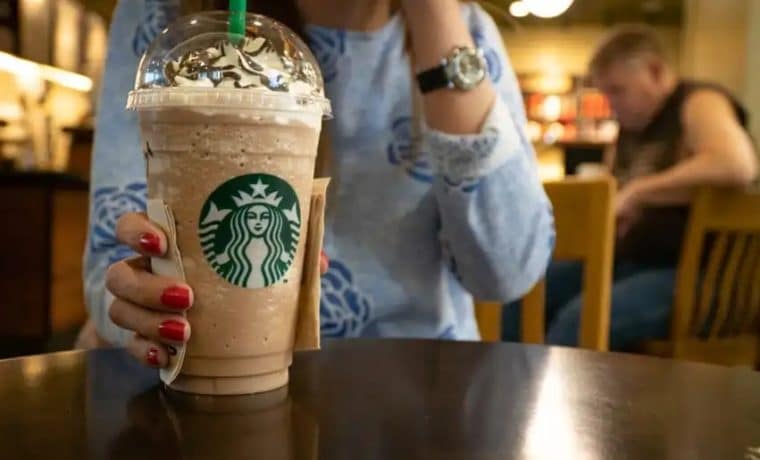 Starbucks retira del mercado café que podría contener vidrio