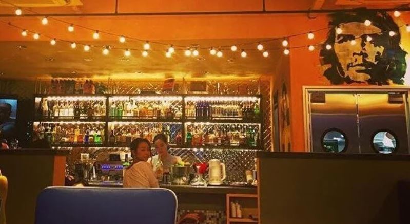 Café inspirado en Fidel Castro y el “Che” Guevara genera fuerte rechazo de cubanos en Miami