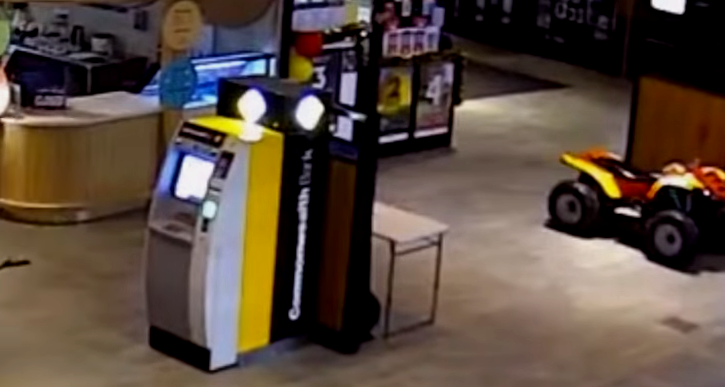Dos sujetos destrozan un auto al intentar robar un cajero automático (Video)