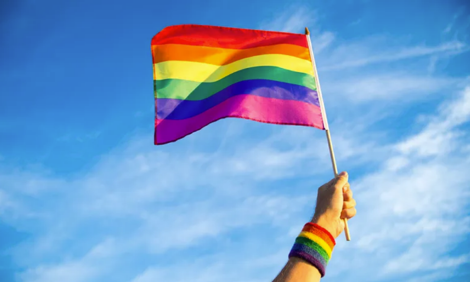 Maestro de California forzó a estudiantes a ver video del orgullo gay