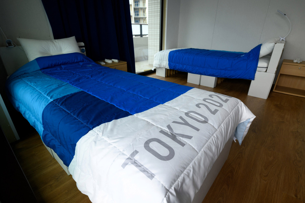 ¿Mito o realidad? Gimnasta Rhys McClenaghan pone a prueba las camas ‘antisexo’ de los JJOO (Video)