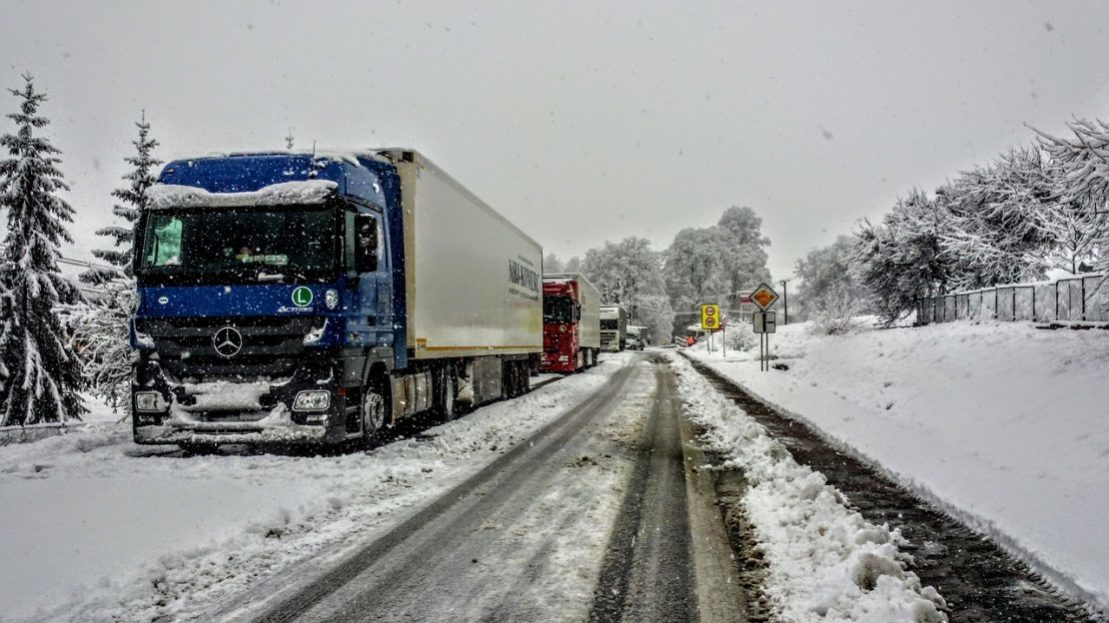 Consejos para conducir el camión cuando hay nieve en las carreteras