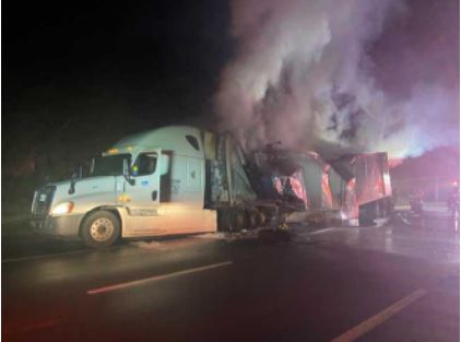 Cierran la I-95 tras incendio de un camión de bolsas de cacao