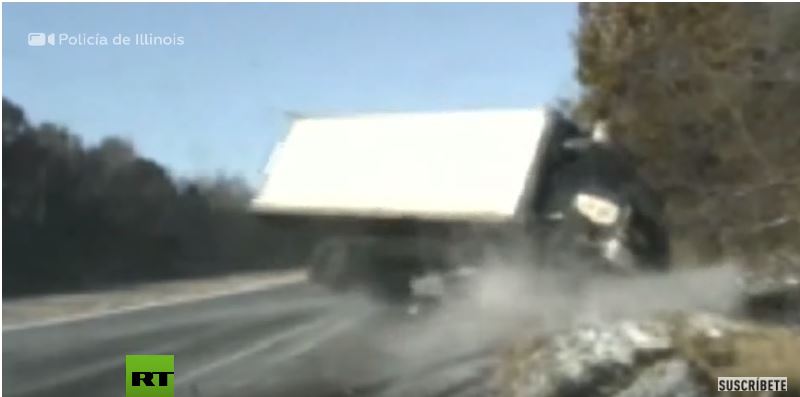 ¡Milagro! Policías se salvaron por centímetros de morir aplastados por un camión (Video)