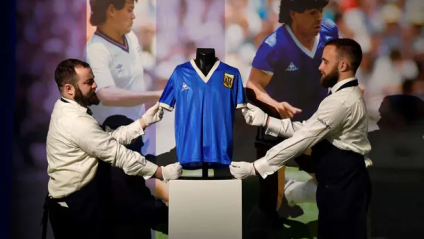 Subastan en precio récord camiseta de Maradona