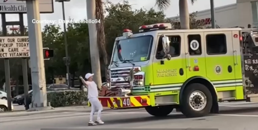 Hombre fue detenido tras atacar camión de bomberos de Miami-Dade con un bate