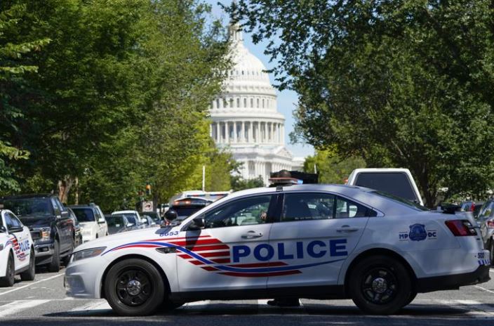 Policía investiga la presencia de un explosivo en un camión cerca del Capitolio