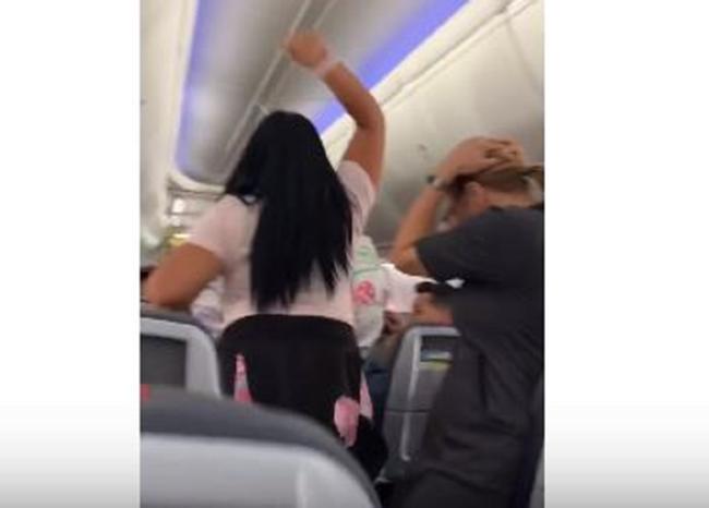 Mujer agredió a su esposo en un avión porque “miró a otra chica”