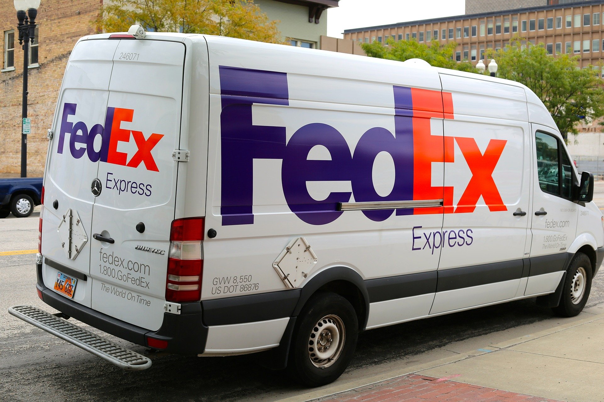 FedEx contratará a 70.000 trabajadores para cumplir con la temporada navideña