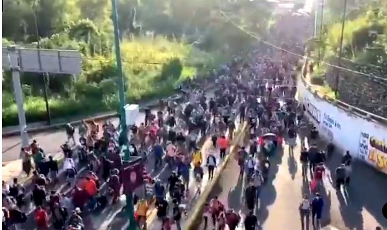 La caravana de migrantes más grande de la historia partió de México rumbo a EEUU