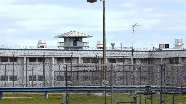 Guardias pregonan la supremacía blanca en las cárceles de Florida