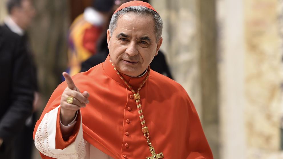 El Vaticano emprende acciones legales contra el cardenal Angelo Becciu