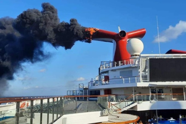¡Susto! Crucero Carnival que salió de Florida arde en llamas en el Puerto Grand Turk