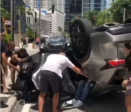 Transeúntes salvan la vida a personas accidentadas en auto en Miami (Video)