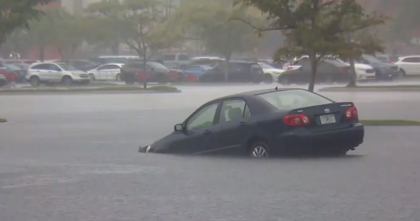 Fuertes lluvias arrasan con vehículos y peatones en Fort Lauderdale y Sunrise