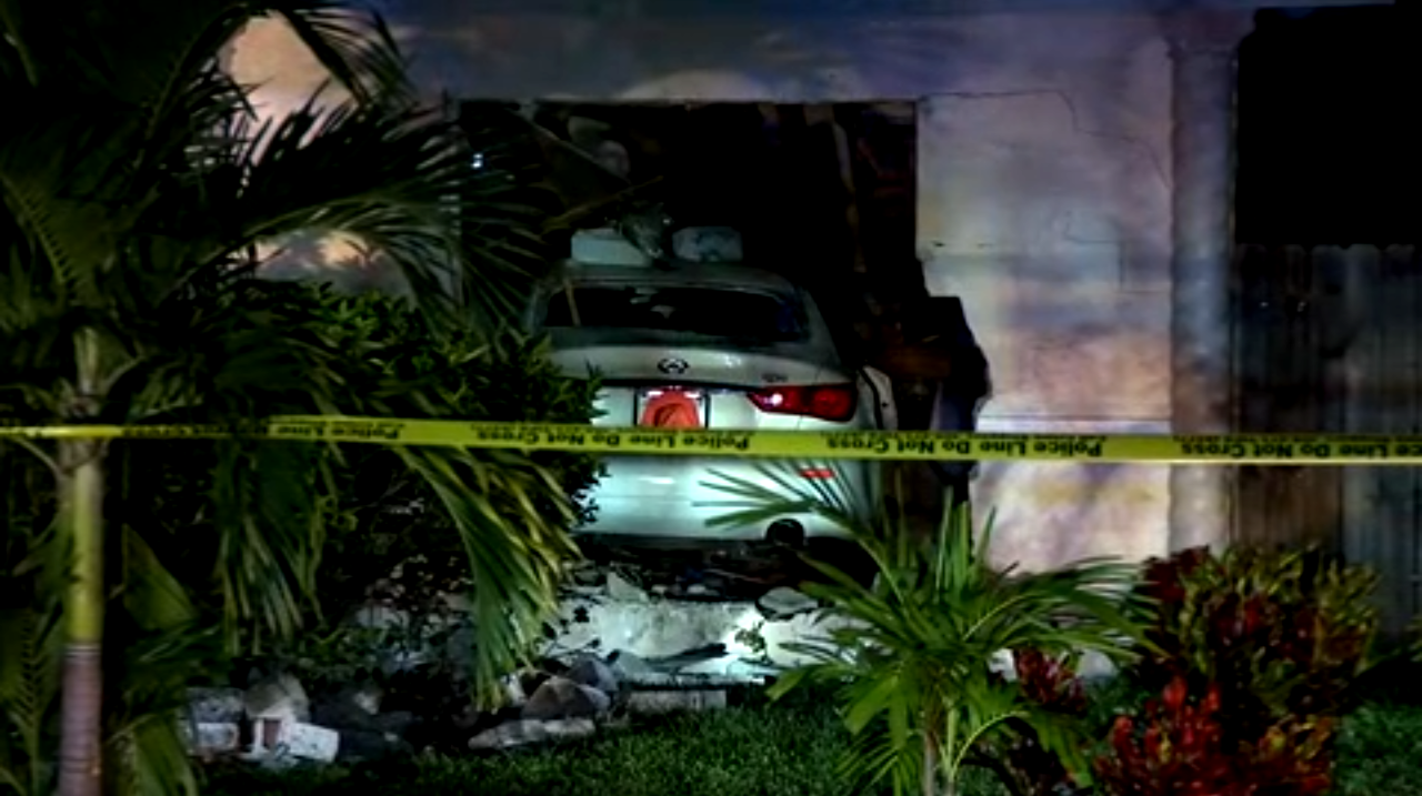 Mujer de Miami-Dade tuvo que ser hospitalizada tras choque de vehículo contra su vivienda