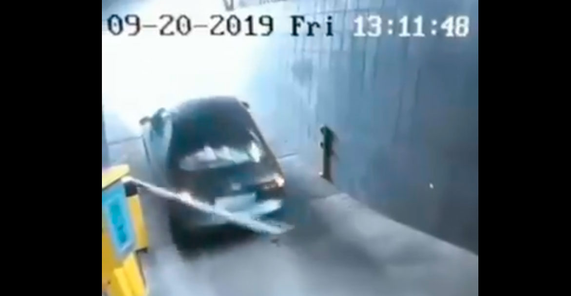 Registran el curioso momento en que un conductor hace desastres para salir de un estacionamiento (+Video)
