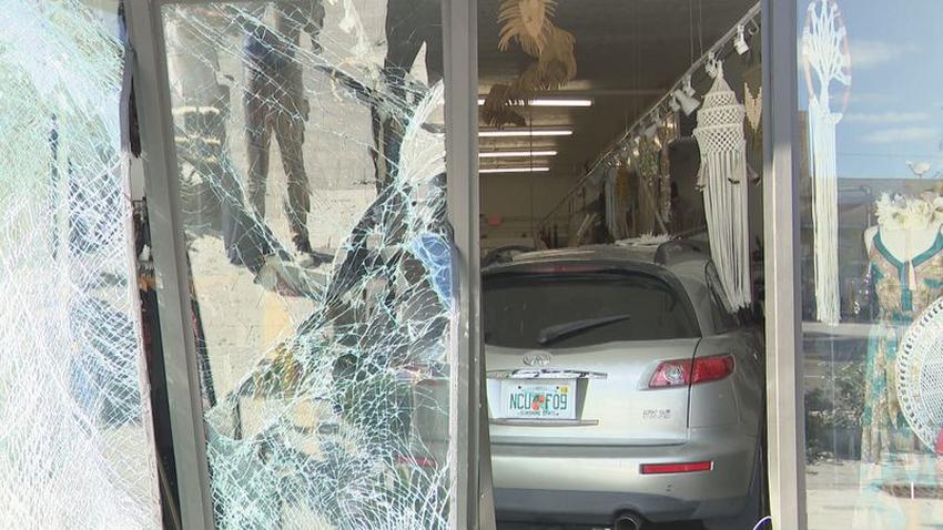 Un vehículo choca contra una tienda en el sur de Florida