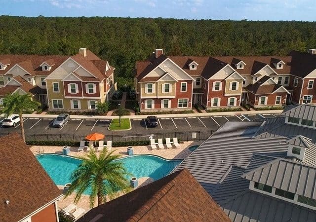 Inquilinos compiten en el mercado de alquileres para conseguir un apartamento en Florida