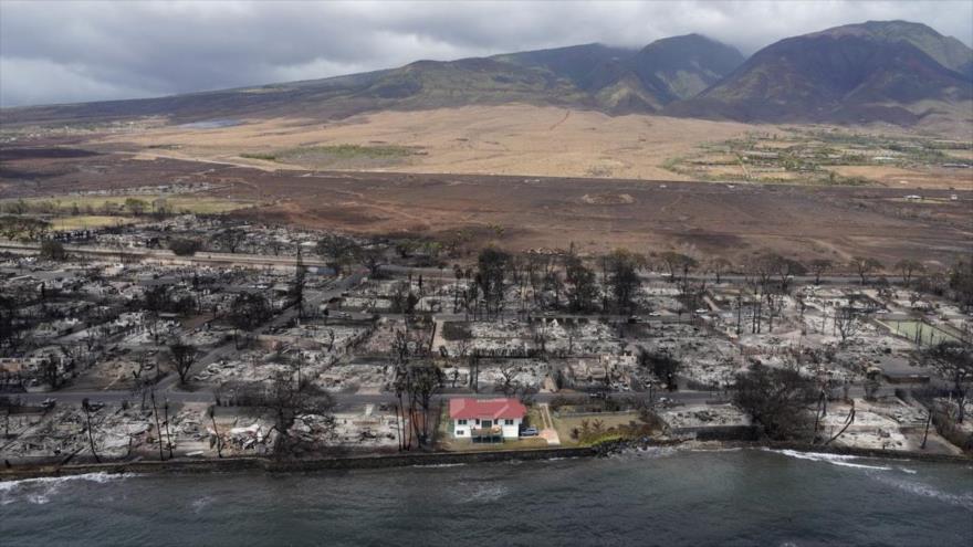 La misteriosa casa de techo rojo que sobrevivió a los incendios de Hawái