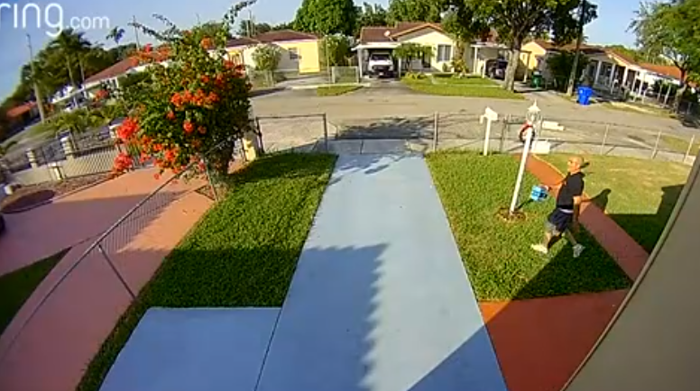 Buscan a ladrón que robó un paquete que estaba afuera de una casa en Miami