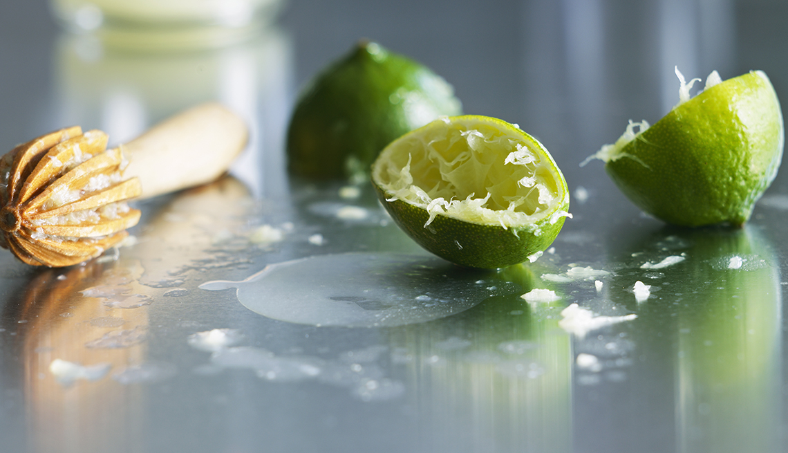 7 maneras de aprovechar las cáscaras de limón