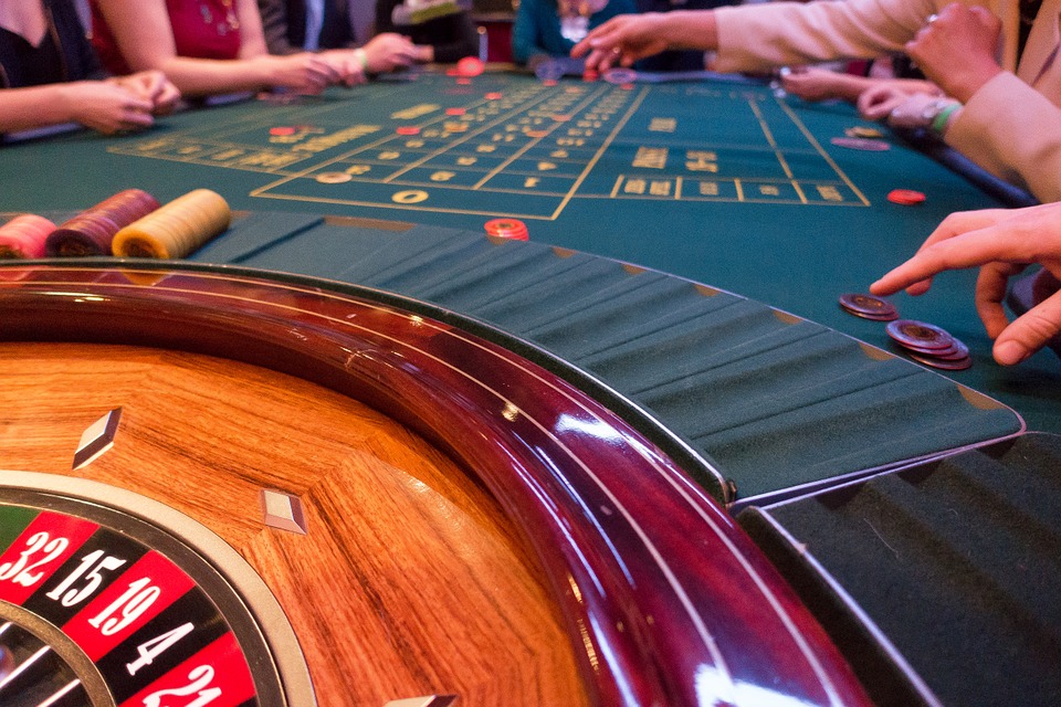 Encarcelados ex empleados de casino en Florida por estafar $5.2 millones