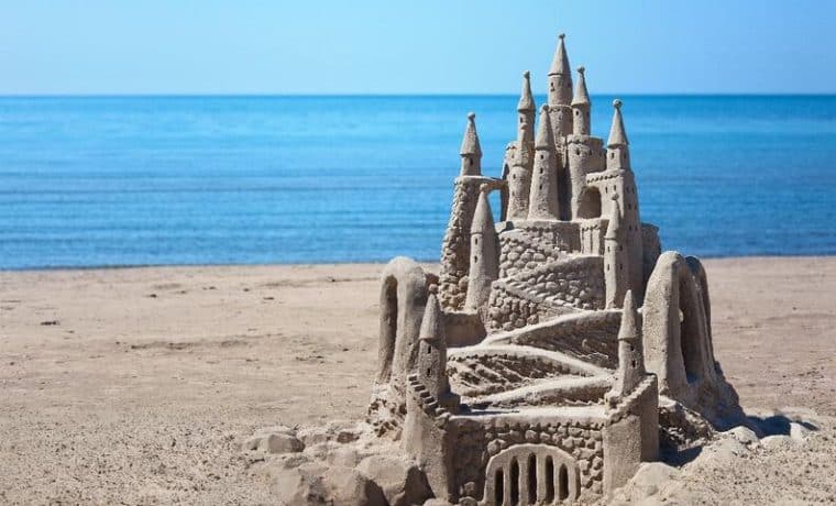 Grandes castillos de arena posan en New Smyrna Beach: ¿Quién es el autor?