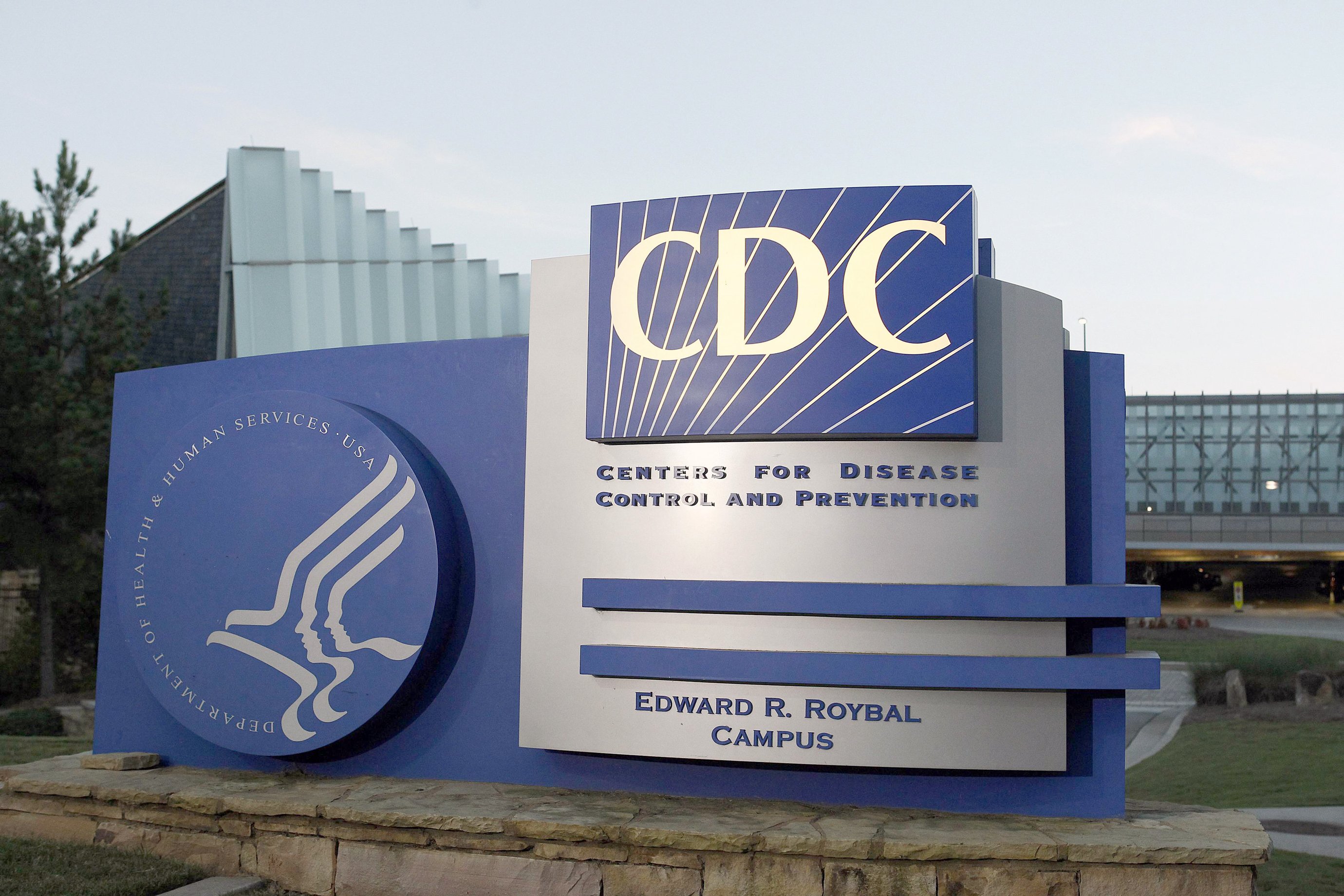 Los CDC aprueban recomendaciones sobre el uso de la vacuna Pfizer/BioNTech en EE.UU.