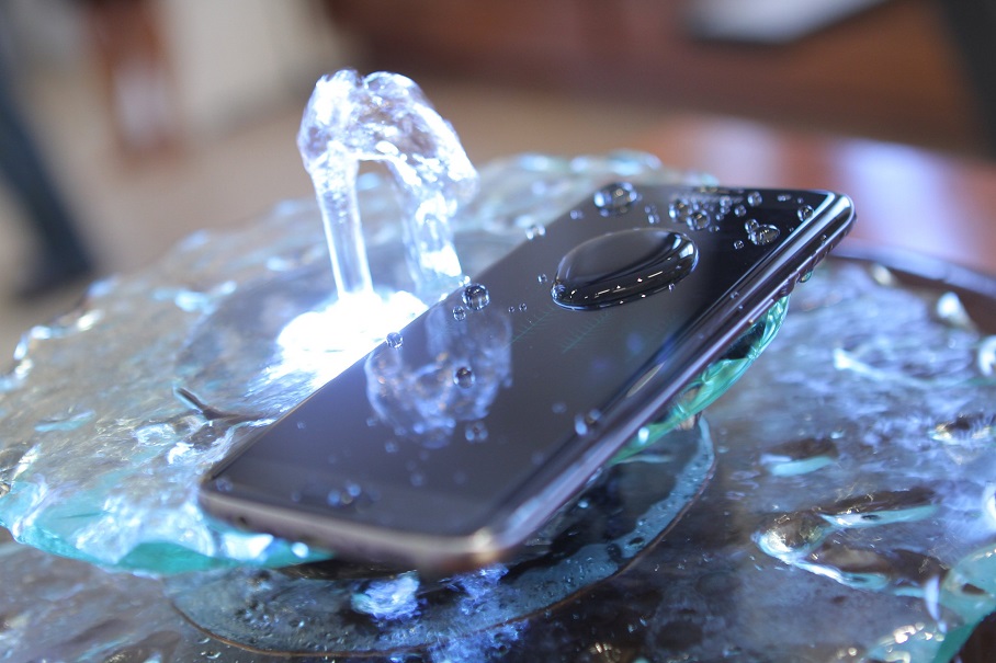 La verdadera solución cuando un celular cae en agua