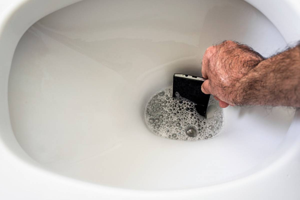 Tu celular es 60 veces más sucio que un baño público (Video)