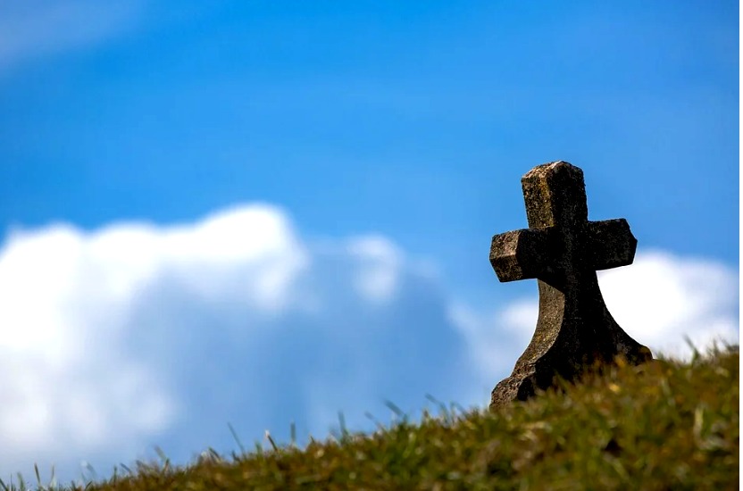 La realidad detrás de la historia del niño que vive en un cementerio
