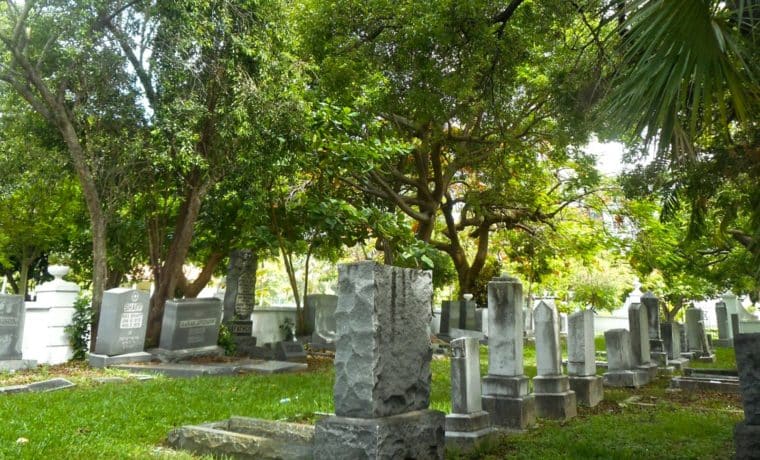Profanan tumba en cementerio de Miami por presuntos rituales religiosos