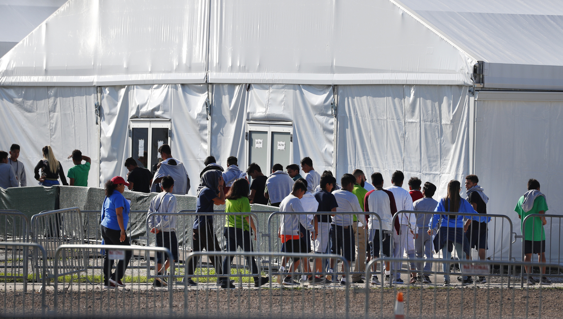Desalojan niños inmigrantes que se encontraban en el centro de detención de Homestead