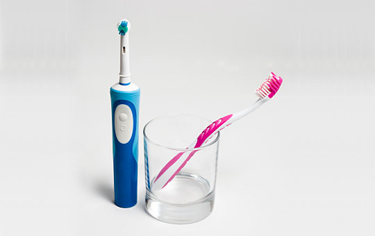 Cepillo eléctrico, clave para mantener la salud dental