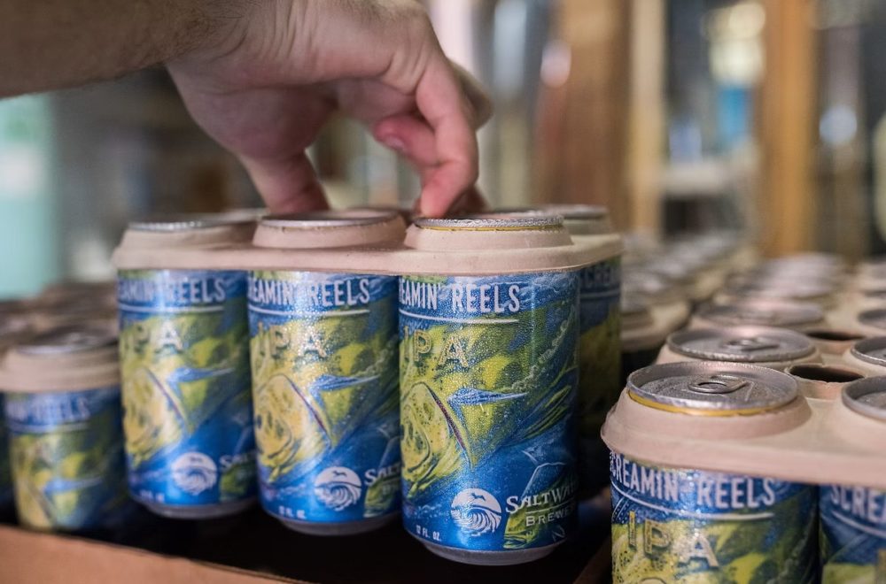 Anillos de cerveza comestible para peces, la gran innovación que nació en Florida