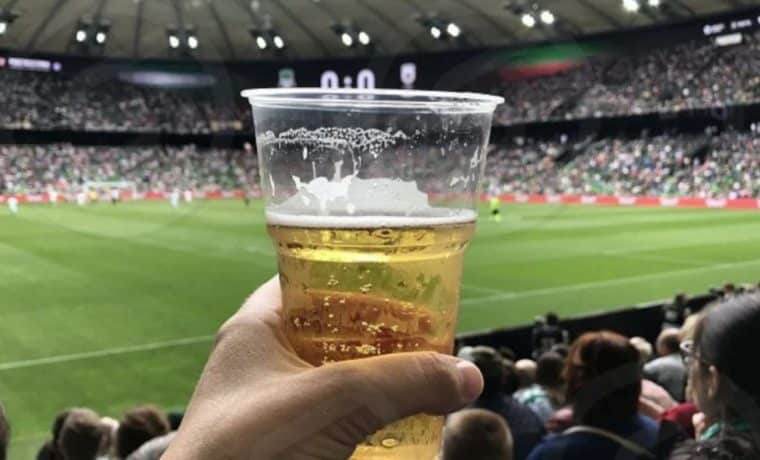 Qatar prohíbe la venta de cerveza en los estadios de fútbol a horas del inicio del mundial