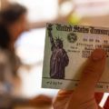 Adiós a los cheques de estímulo: cuatro estados ponen fin al beneficio