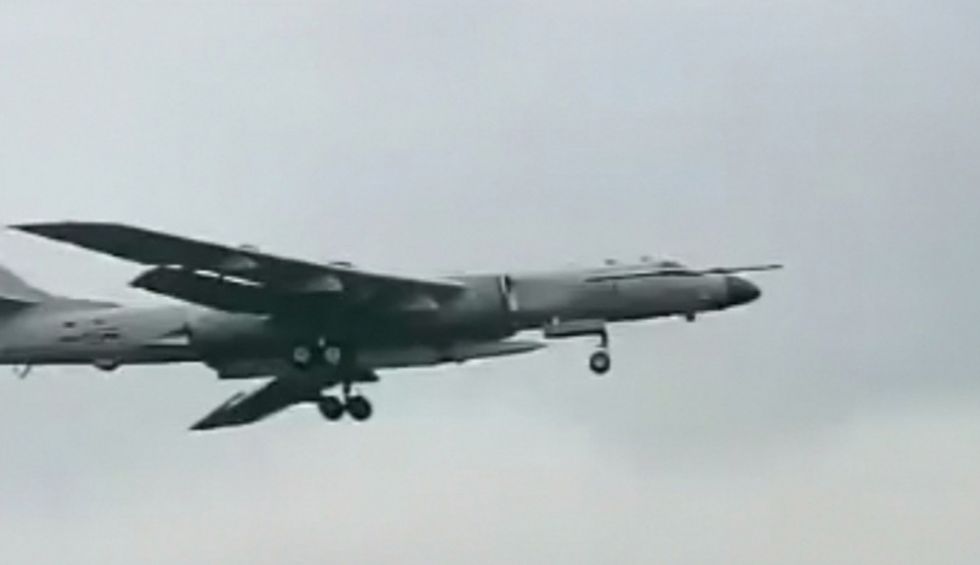 Filman a un bombardero chino armado con un misil que puede superar el Mach 5 (VIDEO)