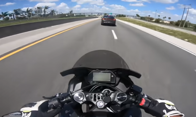 Policía de Florida casi mata a un motociclista que conducía a exceso de velocidad (VIDEO)