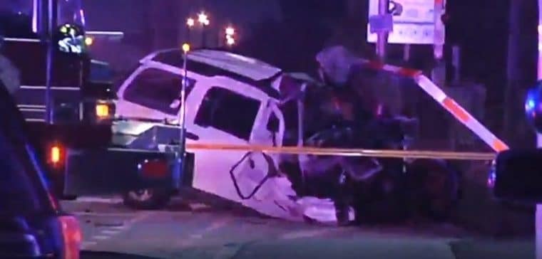 Aparatoso choque entre SUV y tren en Hollywood deja saldo de un fallecido